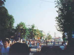 目くじら立てて走る人