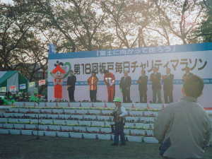 挨拶する新宅さん