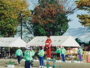 開会式で挨拶するえり子さん